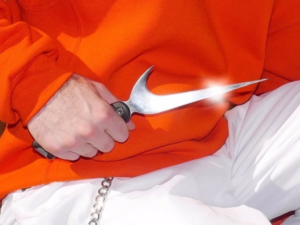 當知名品牌 Logo 變成了武器？美國鬼才藝術家大玩創意　連這把傳說中的「勾勾刀」都出現啦！