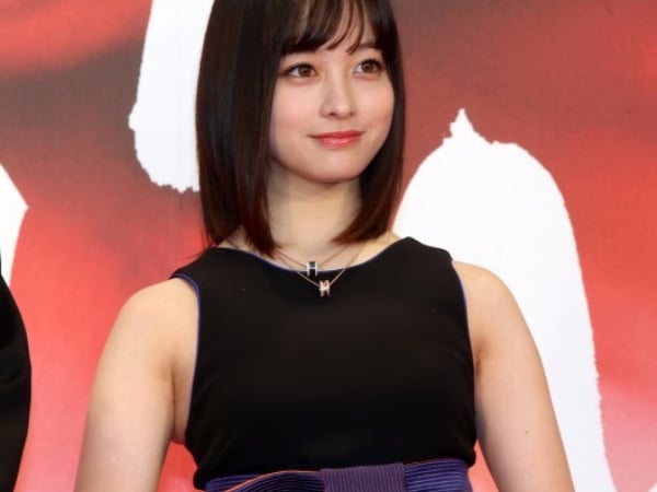 橋本環奈被指手臂整個胖一圈　同一套衣服與模特兒對比效果太強烈....
