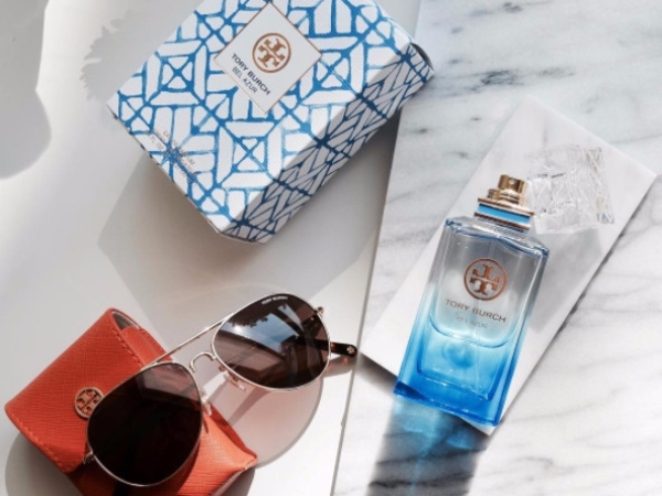 瓶身美如精品！ Tory Burch 全新清爽系「BEL AZUR 藍色假期淡香」男女噴都超迷人
