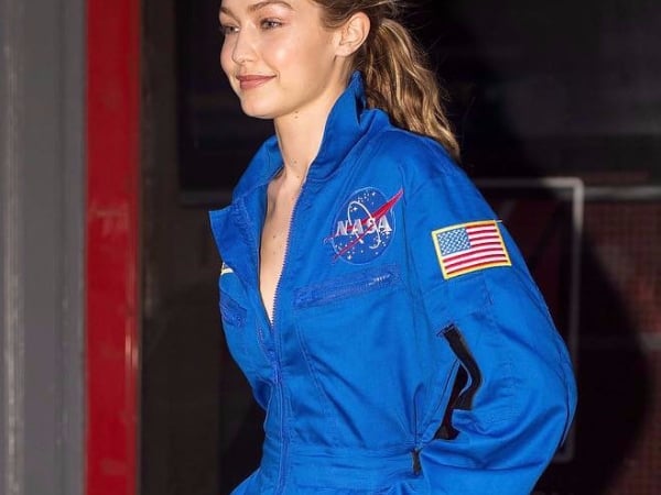「太空裝」亮相!超模 Gigi Hadid《最新穿搭》萬聖節前帥氣訪友!