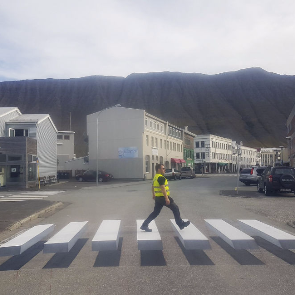 冰島有創意！在易肇事路段畫上「3D 立體斑馬線」　令駕駛忍不住想減速！