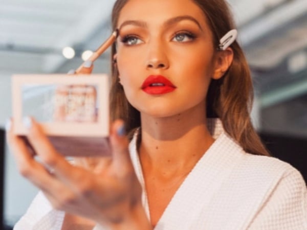 就是跟人不一樣!Gigi Hadid 這個與別不同的塗唇膏方法,是不是打造迷人雙唇的秘密?
