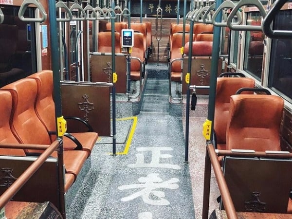 台北最新打卡點在這！大稻埕「綠17舊城公車」變身茶行、布行、中藥行，網美們：簡直是時光機，幸運搭到超驚喜！