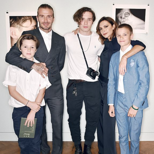 貝克漢光環不夠強？布魯克林攝影書糗賣 3890 本　網友酸：爸媽就先買了 3000 本？