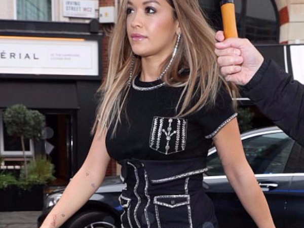就是吸睛！英國小天后 Rita Ora《最新穿搭》超閃亮現身倫敦街頭！