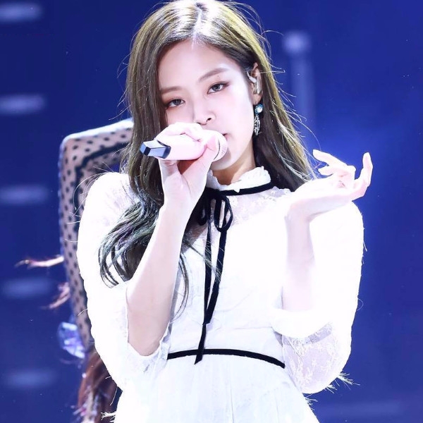 魅力四射！BLACKPINK成員Jennie《最新穿搭》亮麗現身韓國平昌音樂節！