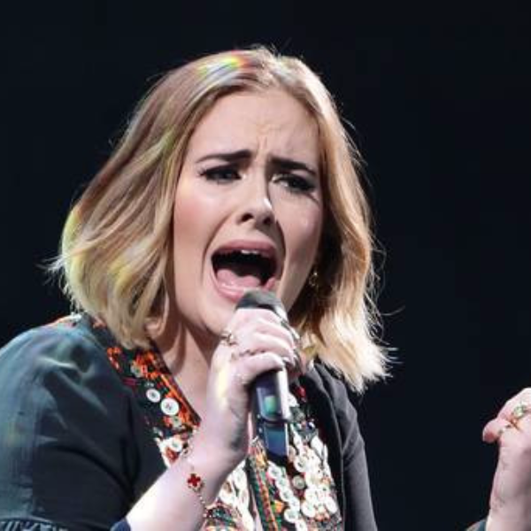 愛黛兒華麗萬聖節裝扮出爐，眼妝超放電！