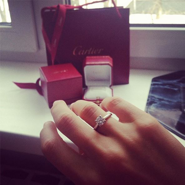 你以為鑽石是情侶間的定情物？跟好姊妹也要擁有「小紅盒」！網友：沒錯就是這個紅！自己買也可以！