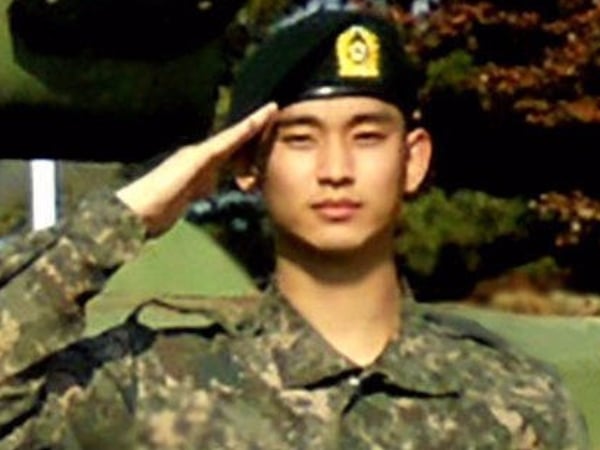 帥哥剃平頭也好看！29 歲「都教授」金秀賢入伍陸軍　濃眉大眼阿兵哥照曝光！