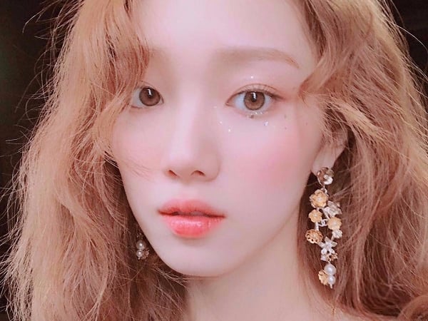 渾身充滿仙氣！精靈系女神李聖經《最新穿搭》出席韓國代言品牌活動！