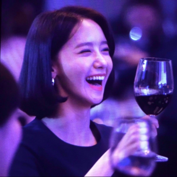 喝紅酒笑開懷！潤娥《最新穿搭》喜獲亞洲電視劇大會的特別表彰獎！