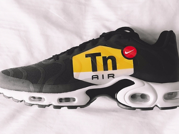 不僅加大還整塊印上去！Nike 重現復古元素　推出「大型 Logo」Air Max 鞋款！