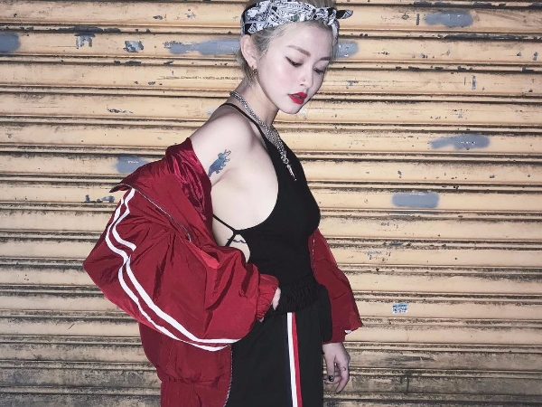 小心別著涼！ 火辣潮妹 Emma 詮釋「最強炫物照」！網友：好想當那個抱枕喔⋯⋯
