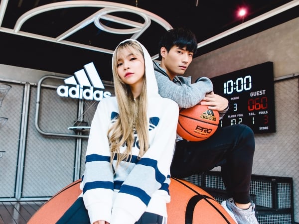誰說酷炫的店都只開在國外！adidas台中綠園道門市顛倒籃球場、水藍色電話亭潮度指數超標，讓你比網美搶先一步打卡
