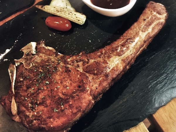 肉食者的棲身之地！內湖必點 5 大「巨無霸食肉」菜單　戰斧豬排大到讓人好興奮！