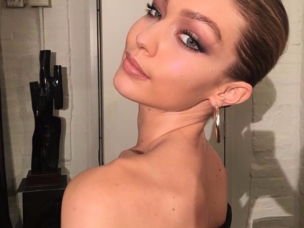 時尚性感！超模Gigi Hadid《最新穿搭》出席紐約聯名彩妝活動！