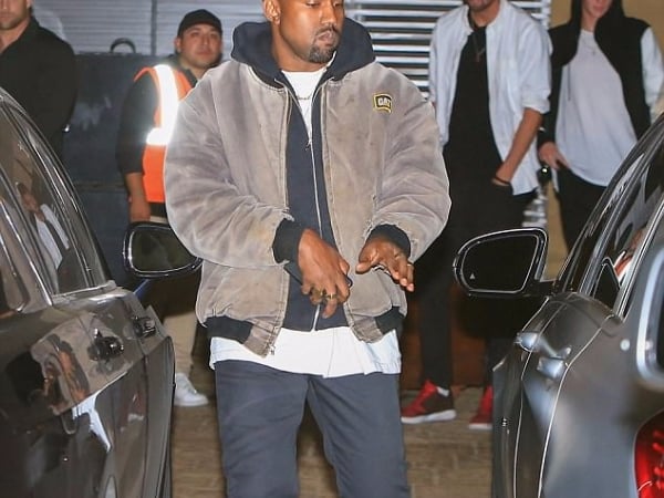肯伊威斯特出門曬鞋，全新配色的 Yeezy Runner 亮相！