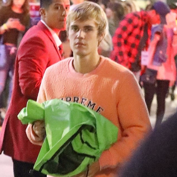 小賈穿上全套最新 Nikelab X Supreme，再次與賽琳娜約會！