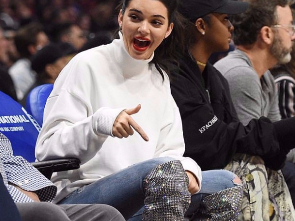 太豪華!超模 Kendall Jenner 《最新穿搭》穿28萬「 水晶靴」看NBA!