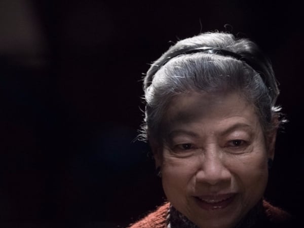 【牲夜食堂】香港恐怖經典回歸!《常在你左右》變態性格大玩肢解 「人頭伴唱機」嚇壞網友!