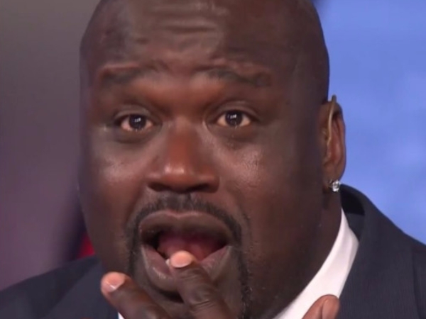 Shaq 挑戰吃一口世界最辣洋芋片　嘴砲「我是真男人」150 公斤大漢下一秒被辣哭！