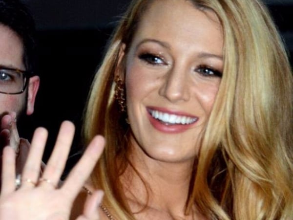 這個看起來不修邊幅的「姨姨」，Ryan Reynolds 已證實是他的太太 Blake Lively？！