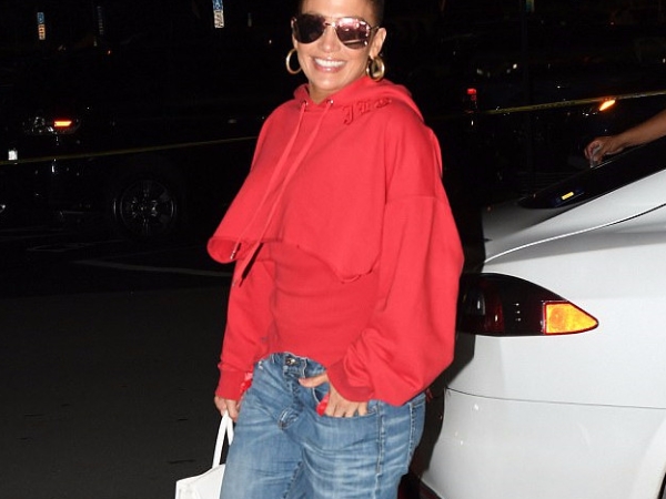 太誇張！「翹臀珍」 J-LO《最新穿搭》居然跟大學啦啦隊女生看起來一樣年輕！