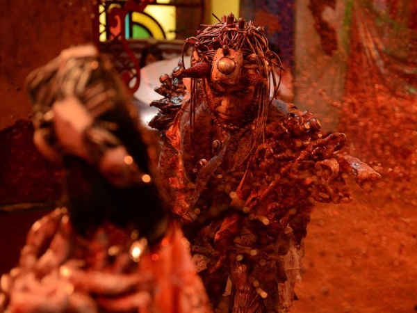 【牲夜食堂】今年口味最重！日本獵奇電影《蠱毒：人間碎肉機》血肉滿天飛　網友：我到底看了什麼......