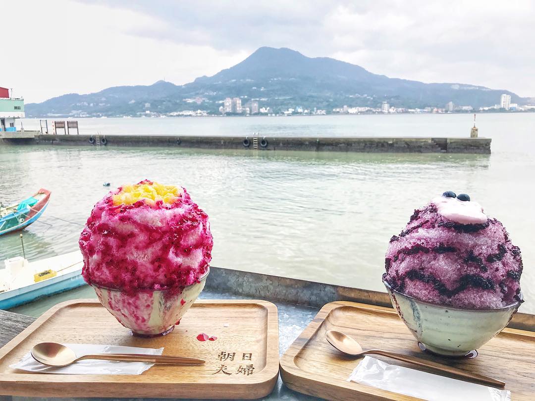 IG紫爆！淡水河畔的沖繩刨冰「朝日夫婦」，浪漫約會人氣冰店！網友：在這打卡超蝦趴