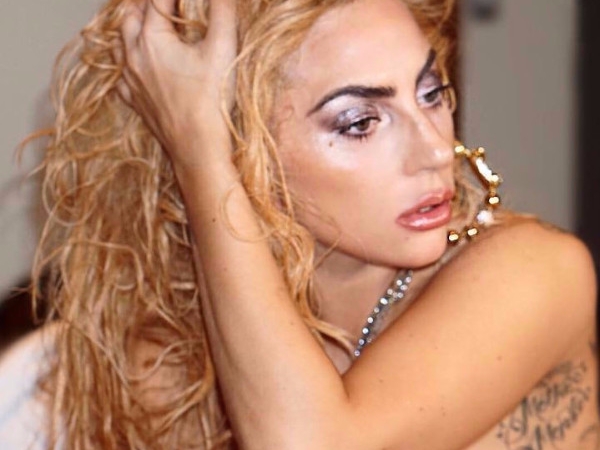 秘傳已訂婚!Lady Gaga《最新穿搭》超「性感」登上私人飛機重啟全球巡演!