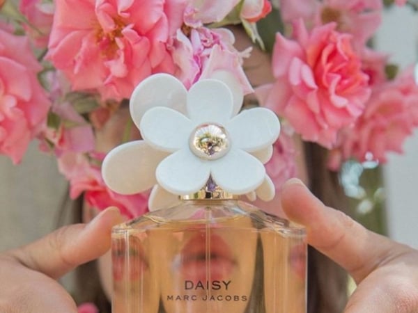 那些年我們的「初香」 Marc Jacobs 限量推出「 3 大雛菊閃亮淡香」！ 小編：你們入門香也是它嗎？