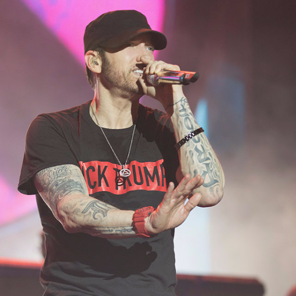 Eminem 轉行當醫師？！新碟《REVIVAL》找來天后助陣釋出首波單曲《Walk On Water》