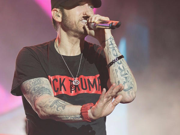 Eminem 轉行當醫師？！新碟《REVIVAL》找來天后助陣釋出首波單曲《Walk On Water》