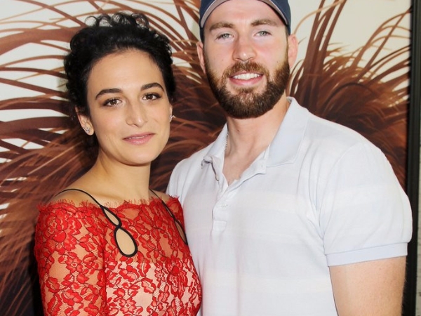 是要宣布好消息嗎?Chris Evans 和 Jenny Slate 最近不避嫌在 Twitter 分享另一半消息,疑似公開兩人復合關係!