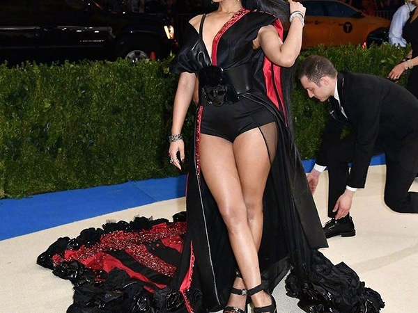 Nicki Minaj 扮演母親和仙女，H&M 2017 聖誕廣告裡的「麻辣雞」有點不一樣