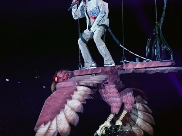 美版楊過！Travis Scott《最新穿搭》踩「大鵰」空飛EMA引爆歌迷狂歡！