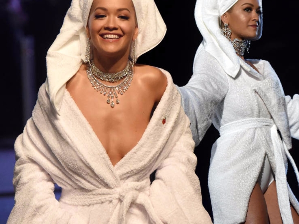 好吸睛！小天后 Rita Ora 《最新穿搭》穿「浴袍」「毛巾頭」出席歐洲MTV音樂大獎！