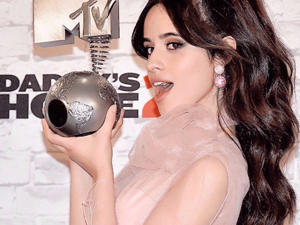 閃耀自信！單飛佳人Camila Cabello《最新穿搭》喜獲MTV歐洲音樂獎！