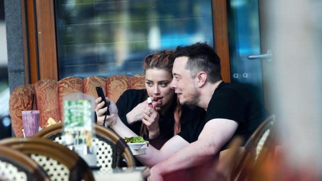 世界富豪也情傷!「特斯拉 CEO」伊隆馬斯克被 Amber Heard 拋棄直言:「一個人睡寂寞到崩潰!」