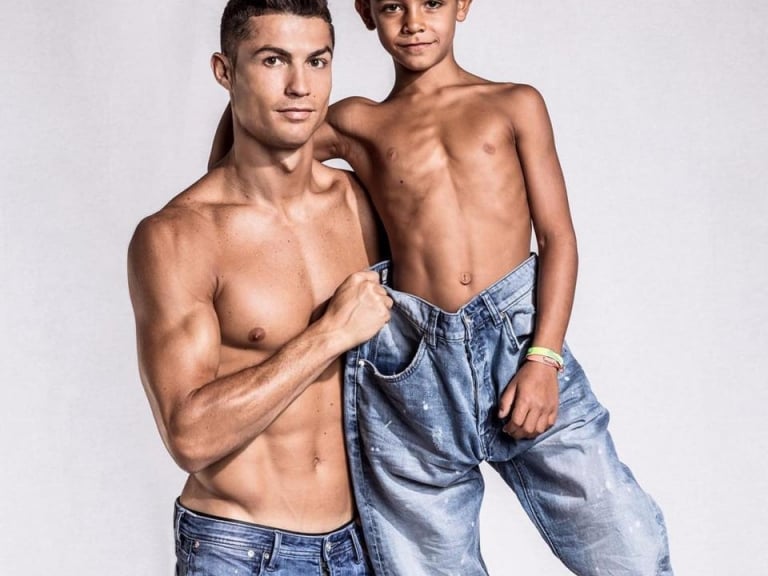 願意等他 10 年！C 羅父子檔拍攝自創品「CR7」形象照　7 歲大兒子露腹肌、帥度超越老爸！
