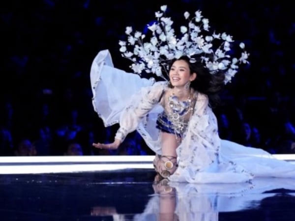 「維多利亞的秘密」上海大秀　中國超模大跌跤意外成為焦點！