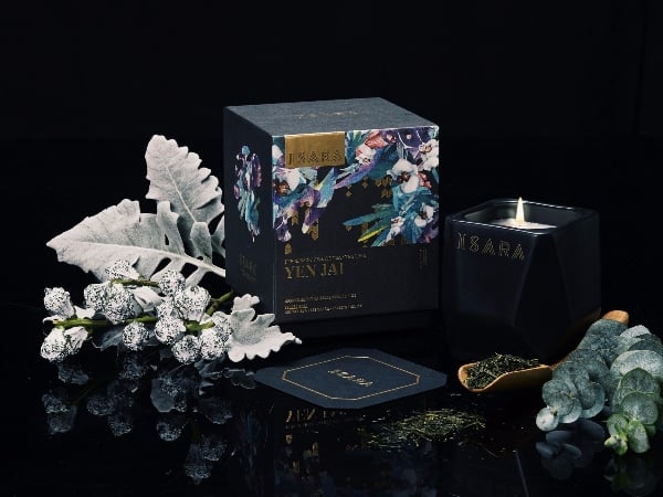 來自東方的秘境香氛『 ISARA 』 享受寧靜自由、自在生活 純天然精油香氣撫慰繁雜的內心 獨特手工六角型瓶身為空間妝點獨特品味