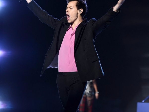 與 3 位前度同台演出會尷尬嗎？Harry Styles 展現「Like A Boss」的態度！