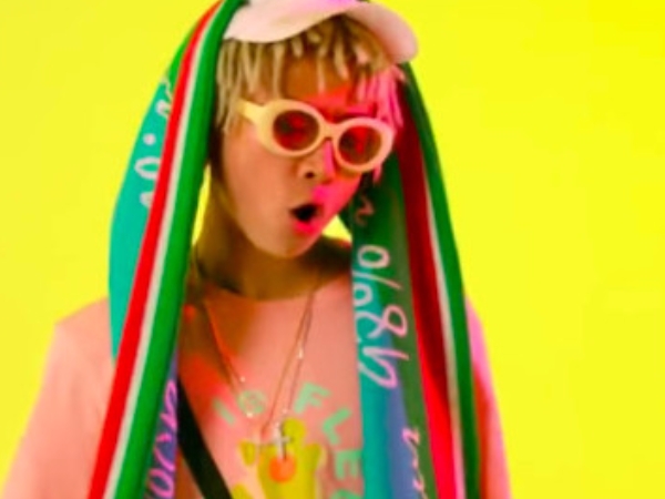 MV 暗藏玄機？〈 Young Bridge 〉裡穿的每個品牌都大有來頭！
