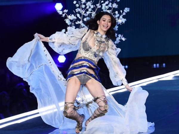 維秘爆內幕！傳出奚夢瑤是假摔　只為了風采不被劉雯奪走？