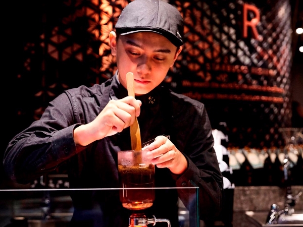 醇香手沖咖啡！JUKSY 編輯帶逛全台首間星巴克「摩登典藏門市」落腳台北 101　