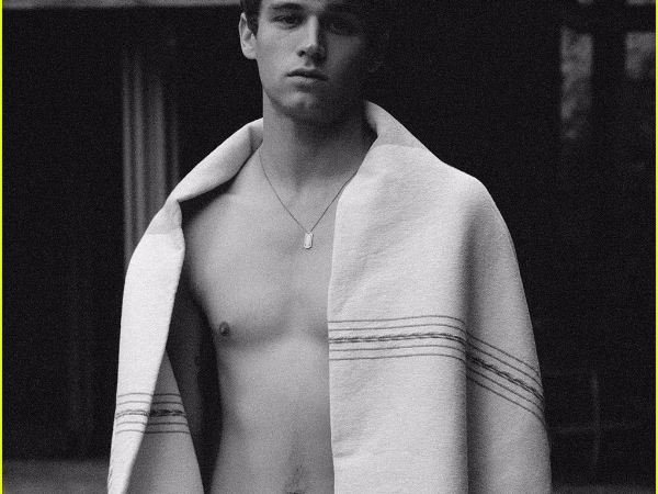 《漢娜的遺言》籃球隊長 Brandon Flynn 拍攝半裸寫真 俊俏臉蛋加上年輕肉體超誘人!