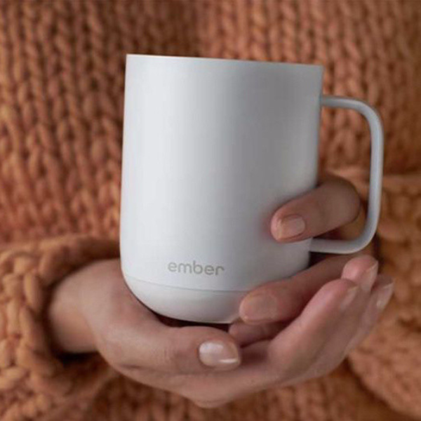 這個設計簡約的智能咖啡杯，能讓每一口咖啡都保持熱度！