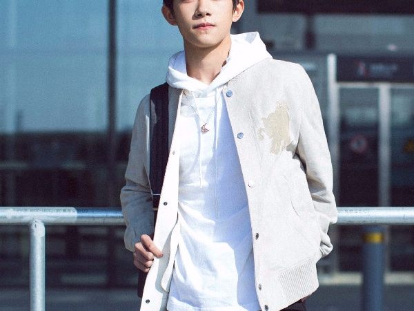 易烊千璽出任 adidas neo 代言人，不過這只是他 17 歲「生日禮物」中的一部分