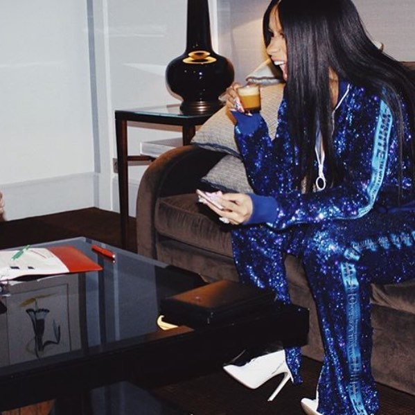 不只打敗泰勒絲!Cardi B《最新穿搭》從脫衣舞孃成為「時尚影響力」第4名的饒舌歌手 !